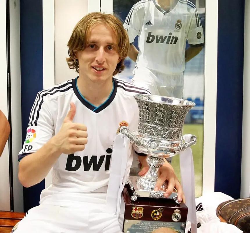 费迪南德：阿森纳不需要埃泽，当然他也可以提升板凳深度