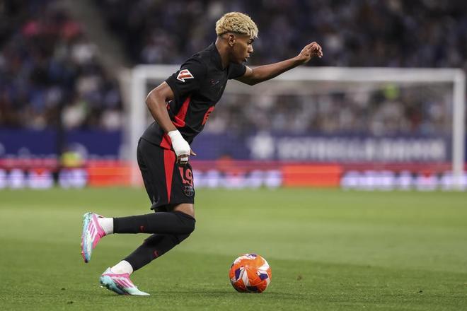 球星连续抢下关键篮板