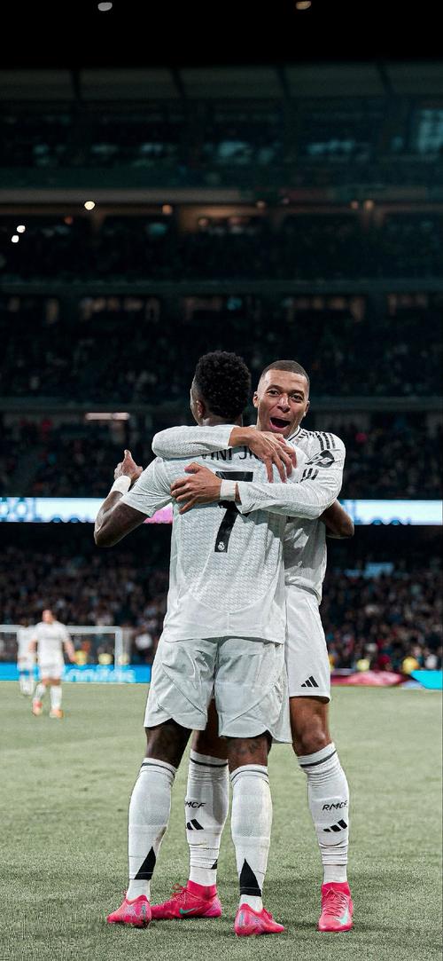 本轮世预赛欧洲区最佳进球候选：埃泽和达姆斯高的进球在列